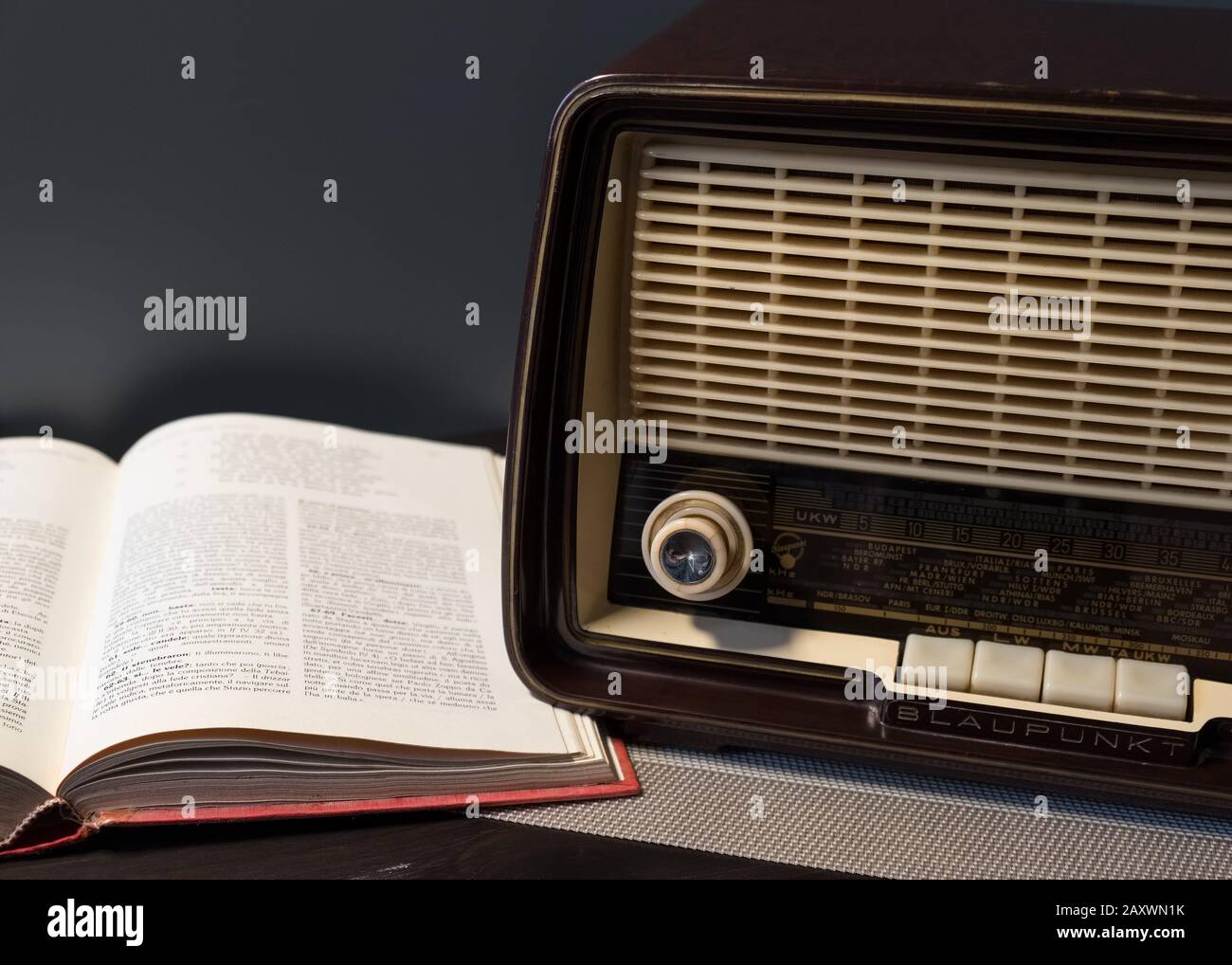 Vue avant d'une radio Blaupunkt vintage des années 60, visible un livre sur le côté. Banque D'Images