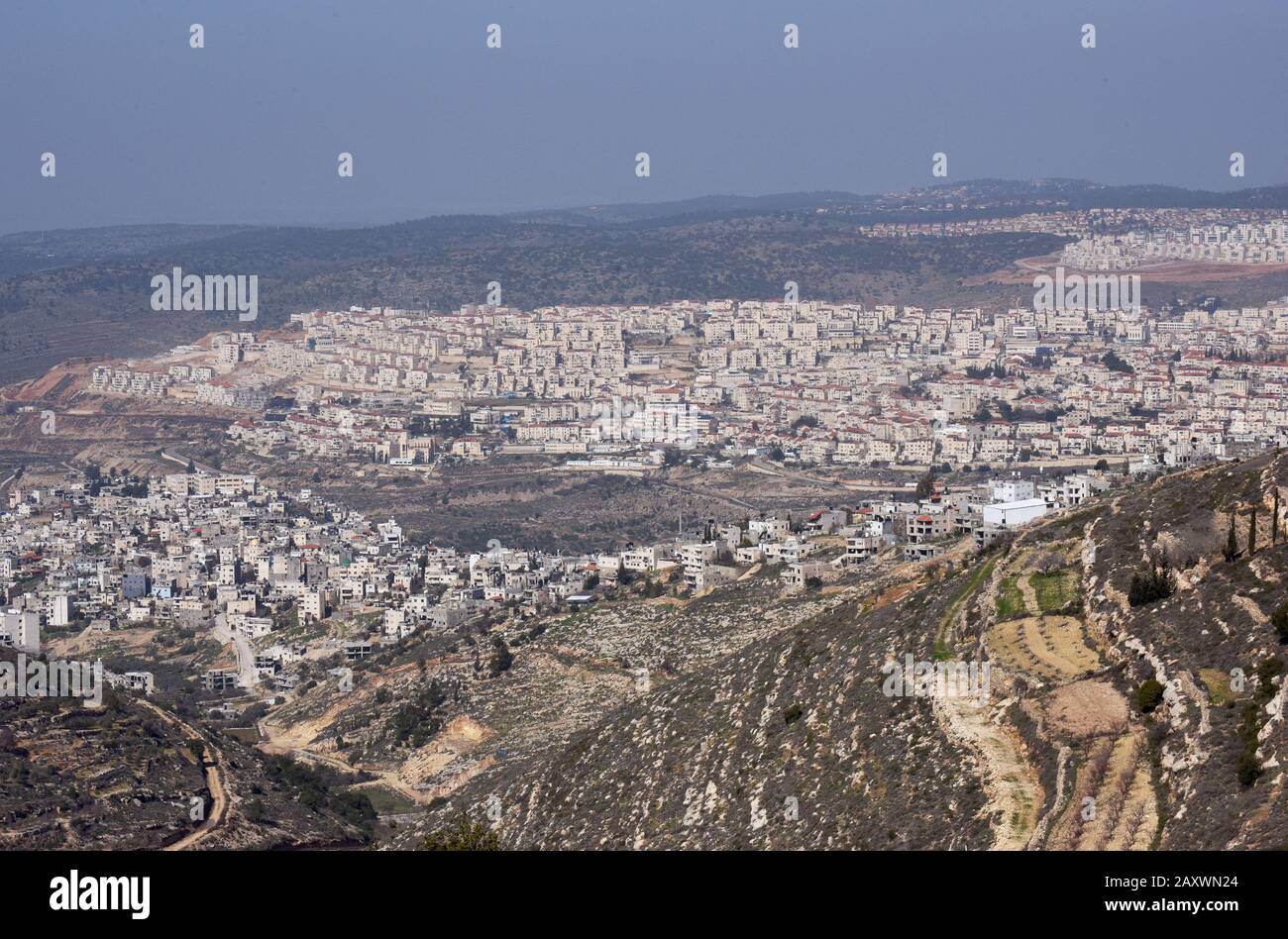 Gush Etzion, Gaza. 13 février 2020. Les colonies israéliennes sont vues sur les collines au-dessus du village palestinien Jaba, en Cisjordanie, le jeudi 13 février 2020. Le Premier ministre israélien Benjamin Netanyahu a fait un retour après que le Conseil des droits de l'homme des Nations Unies ait publié hier une liste d'entreprises opérant dans les colonies de Cisjordanie. Photo par Debbie Hill/UPI crédit: UPI/Alay Live News Banque D'Images