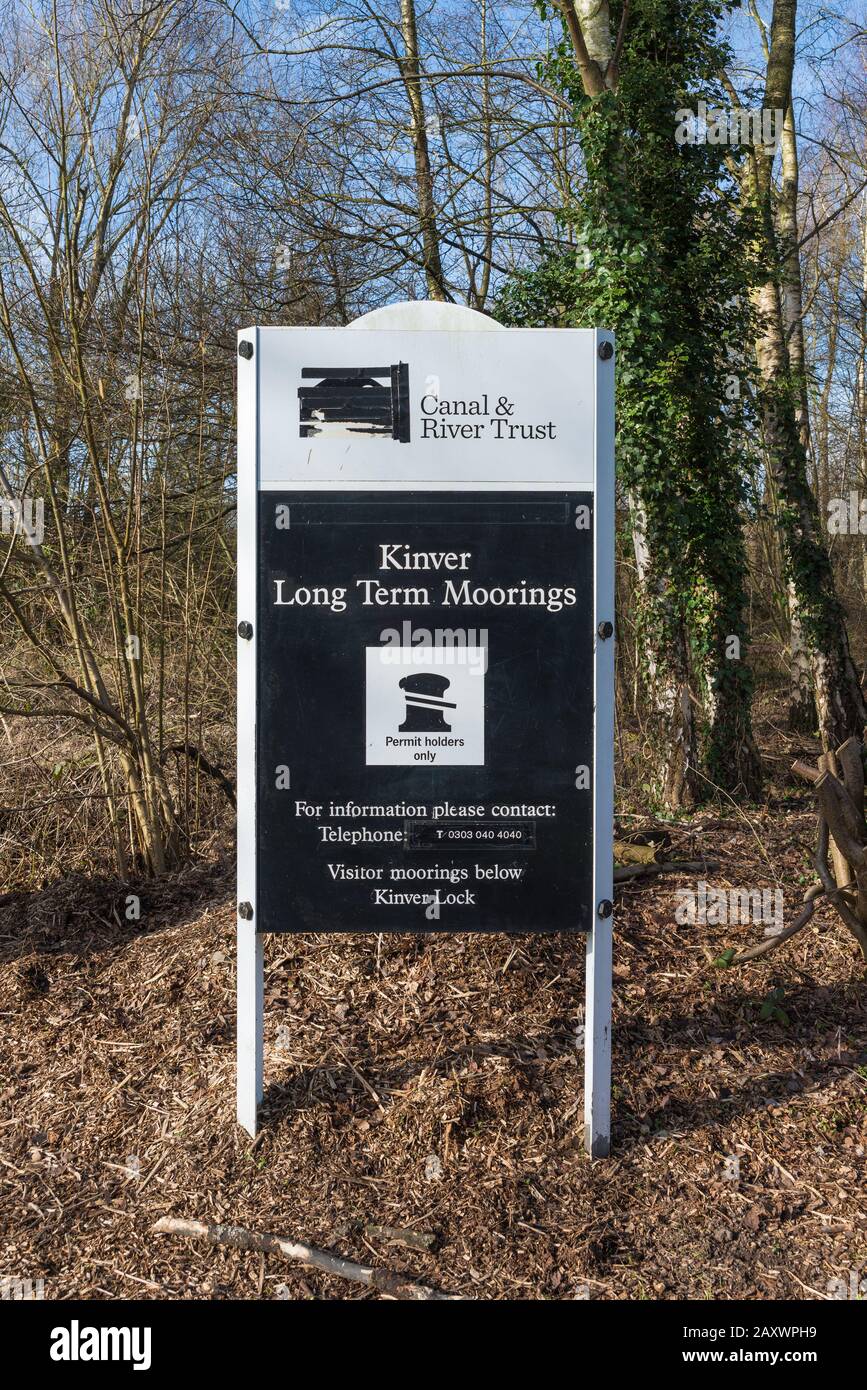 Amarrages à long terme pour bateaux de étroite sur la rivière Stour à Kinver Lock, South Staffordshire fourni par Canal and River Trust Banque D'Images