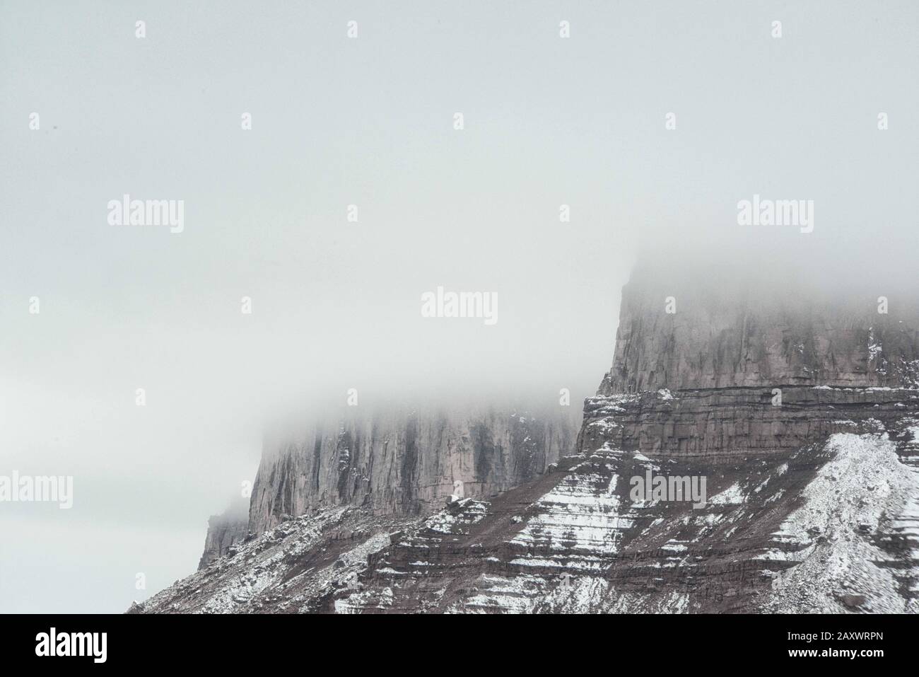 La neige couvre les méses qui bordent la vallée du château de Moab Banque D'Images