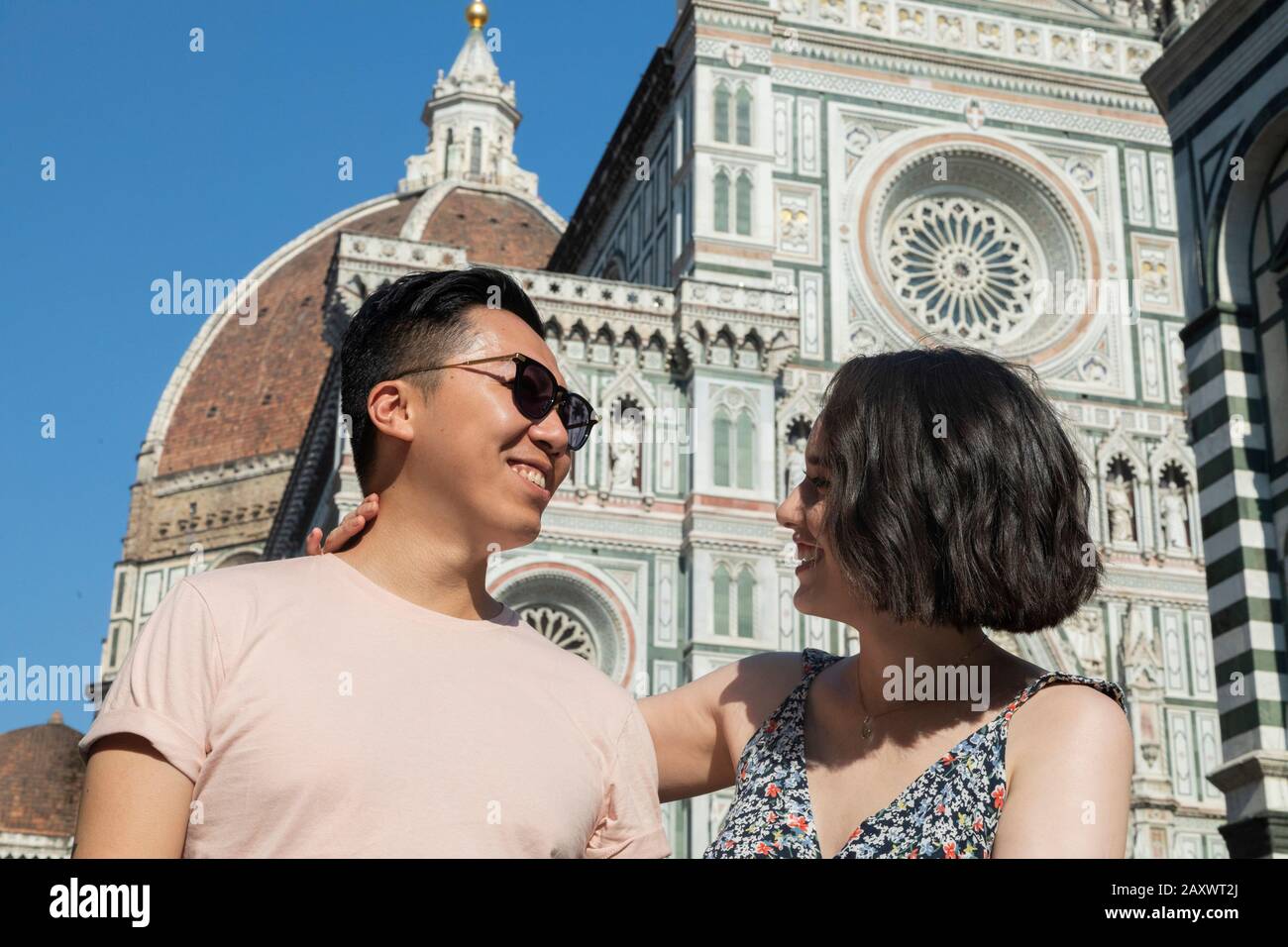 Couple ethnique mixte souriant devant le Duomo à Florence en Italie Banque D'Images