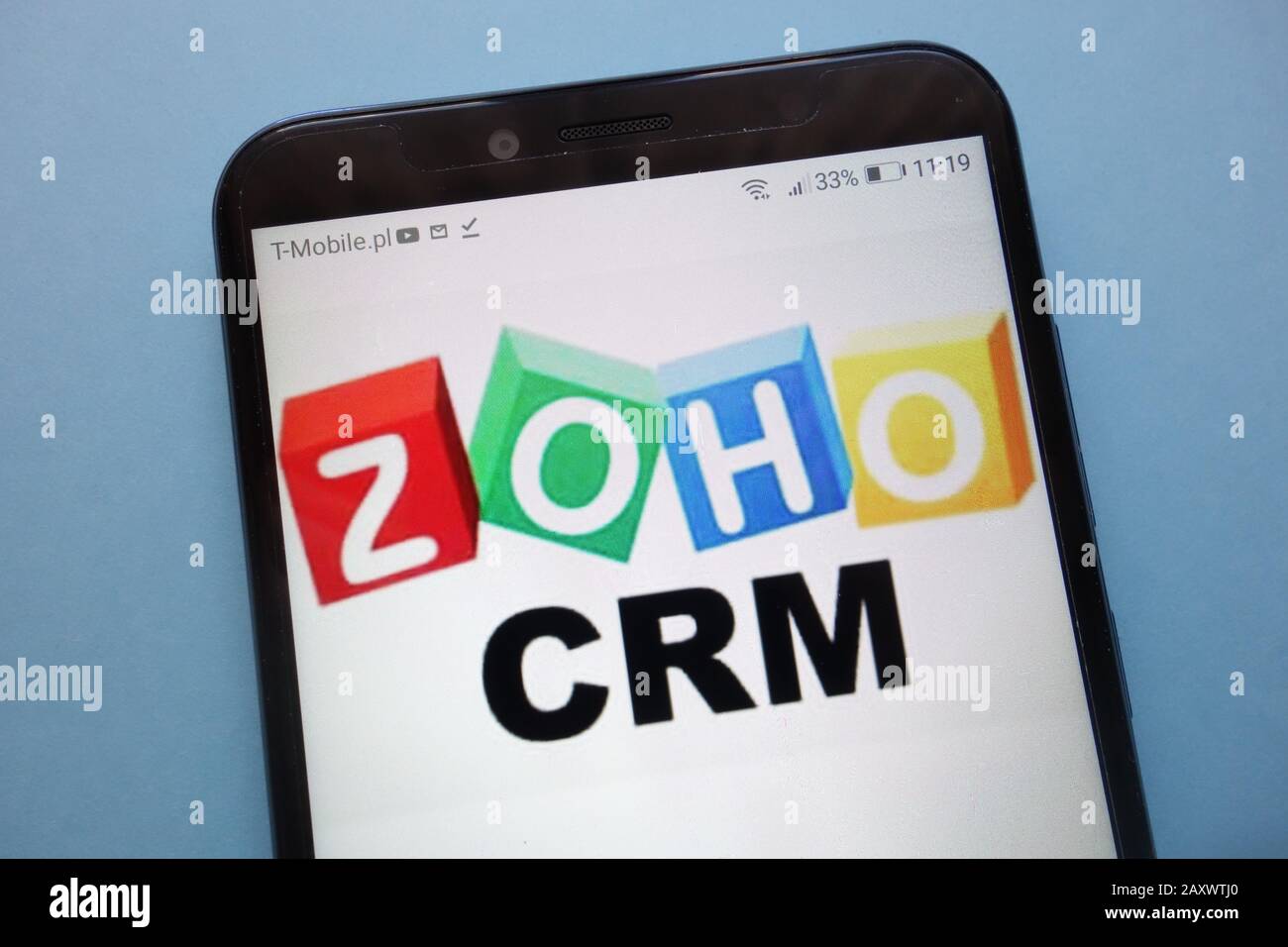 Logo Zoho CRM affiché sur le smartphone Banque D'Images