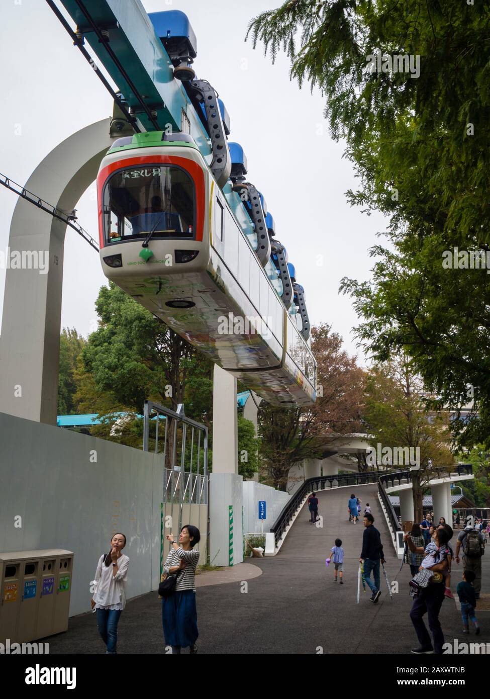 Tokyo, Japon - 11 octobre 2018 : le train monorail suspendu au zoo de Tokyo transporte des visiteurs entre différentes parties du zoo Banque D'Images