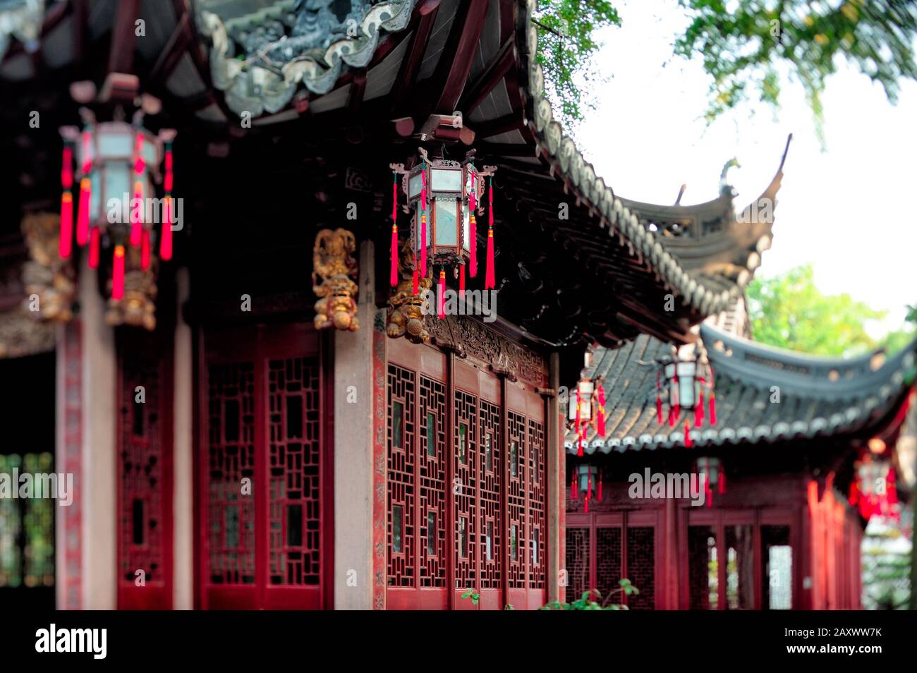 Beau bâtiment chinois traditionnel en bois dans le parc public. Banque D'Images