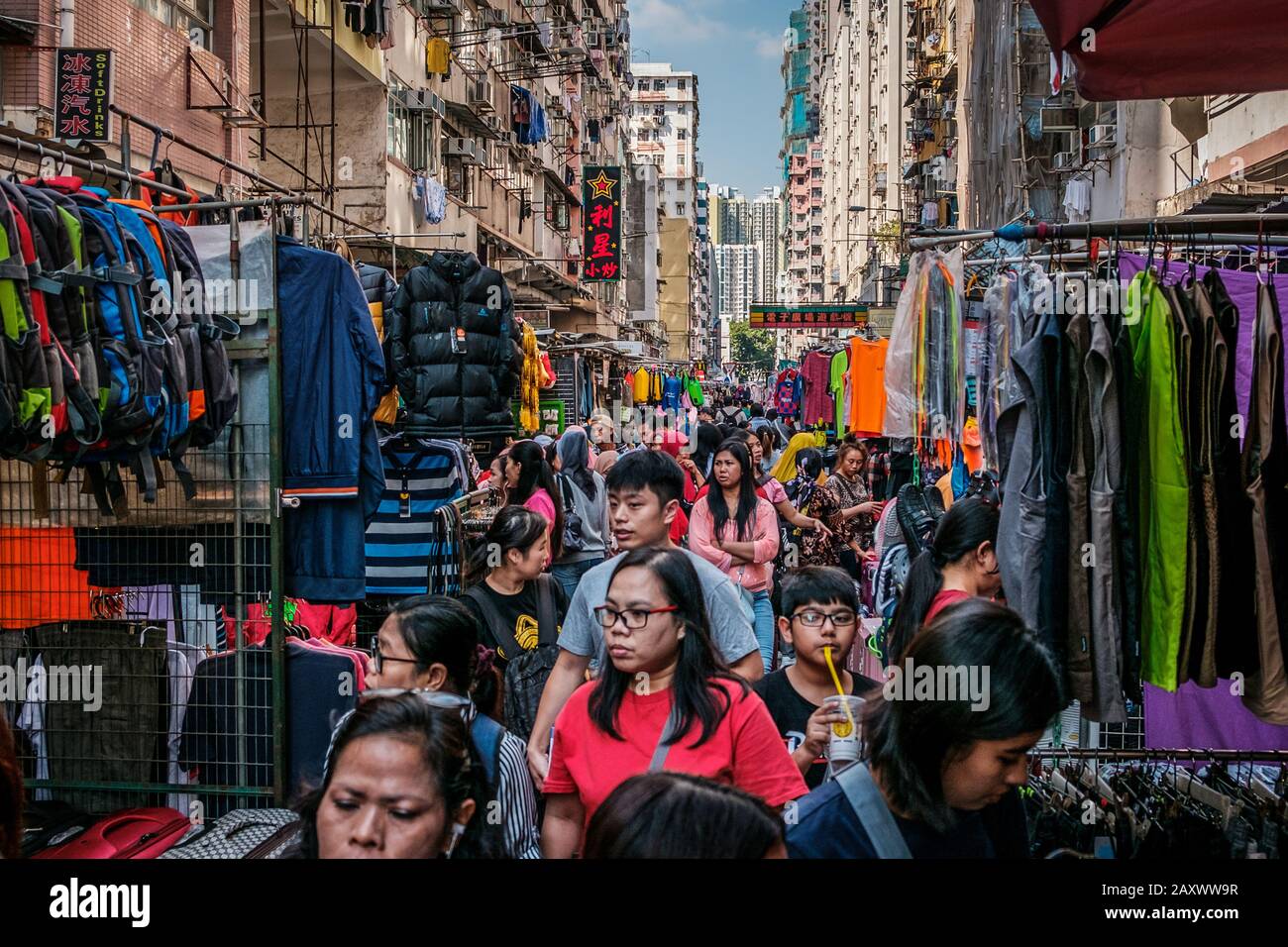 Hong Kong, novembre 2019 : des gens dans une rue bondée à Hong Kong, en Chine Banque D'Images