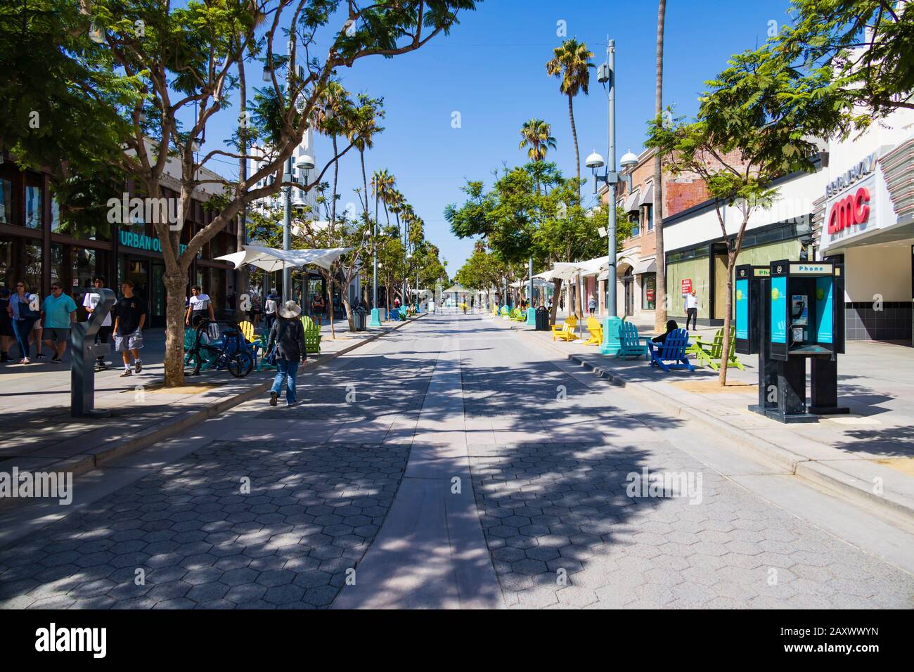 Les touristes se détendre sur la promenade de la 3ème rue, Santa Monica, Californie, États-Unis d'Amérique. ÉTATS-UNIS. Octobre 2019 Banque D'Images
