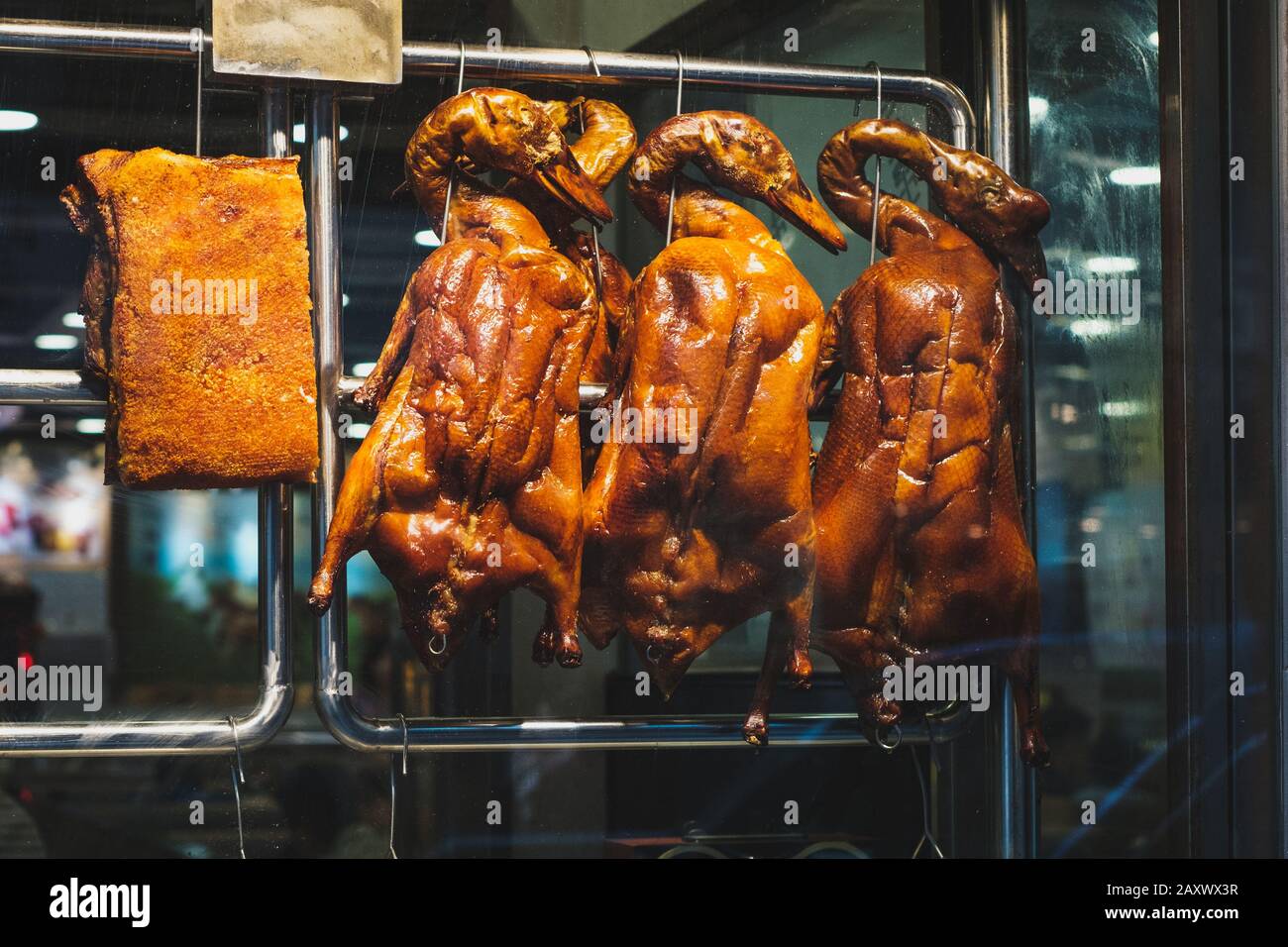Canards rôtis, canard de pékin ou oie rôtie dans la fenêtre du restaurant en Chine - Banque D'Images