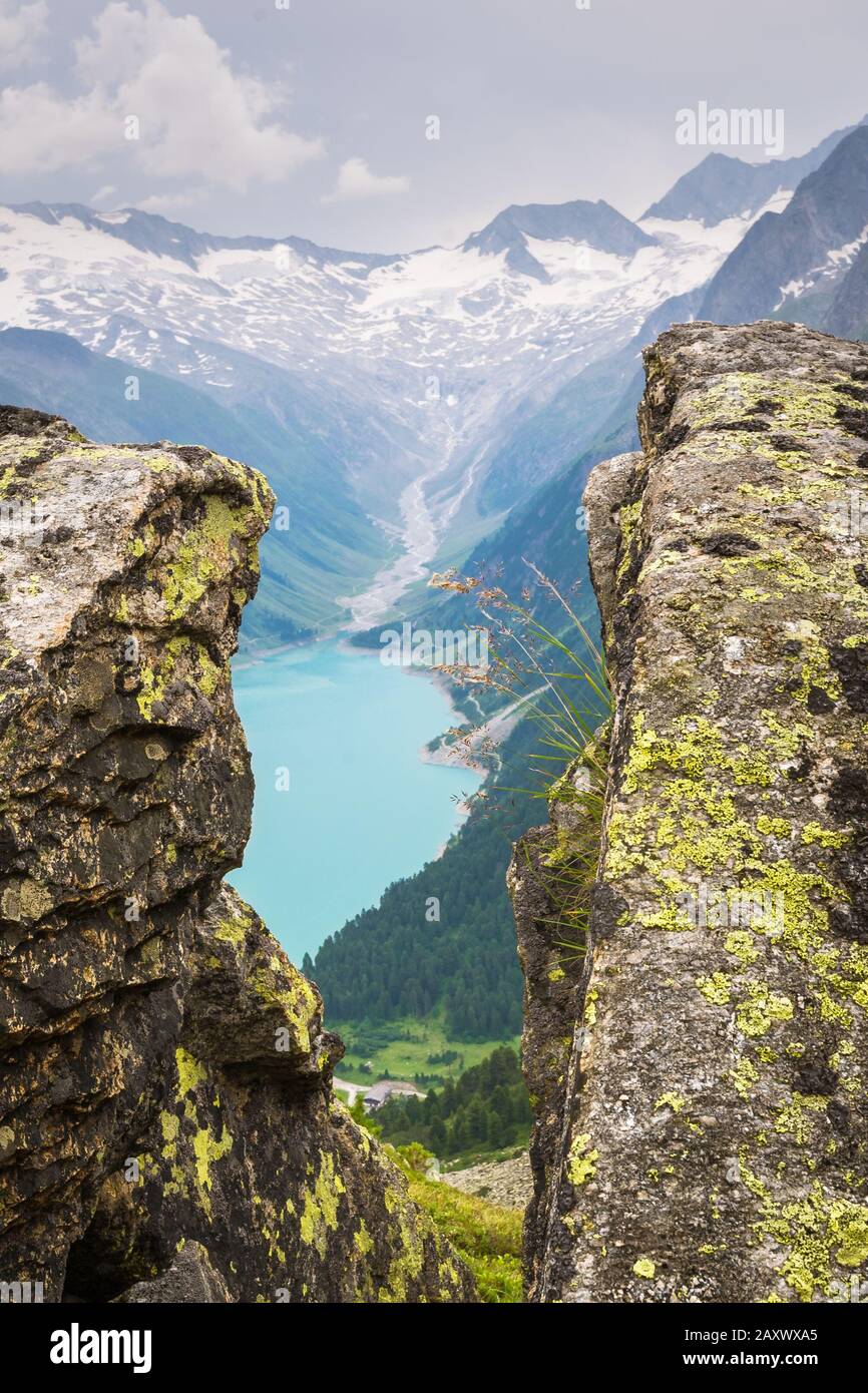Vue entre les rochers du lac Schlegeis et le glacier du Tyrol, Autriche Banque D'Images