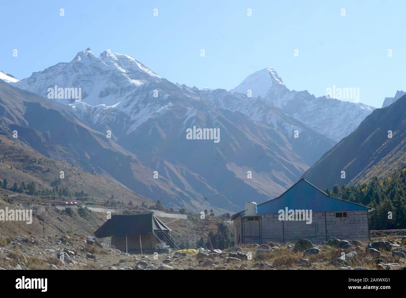 Chalet de montagne dans les montagnes de l'Himalaya, situé pour fournir un abri aux alpinistes, aux alpinistes et aux randonneurs. Chevauchement d'interverrouillage Banque D'Images