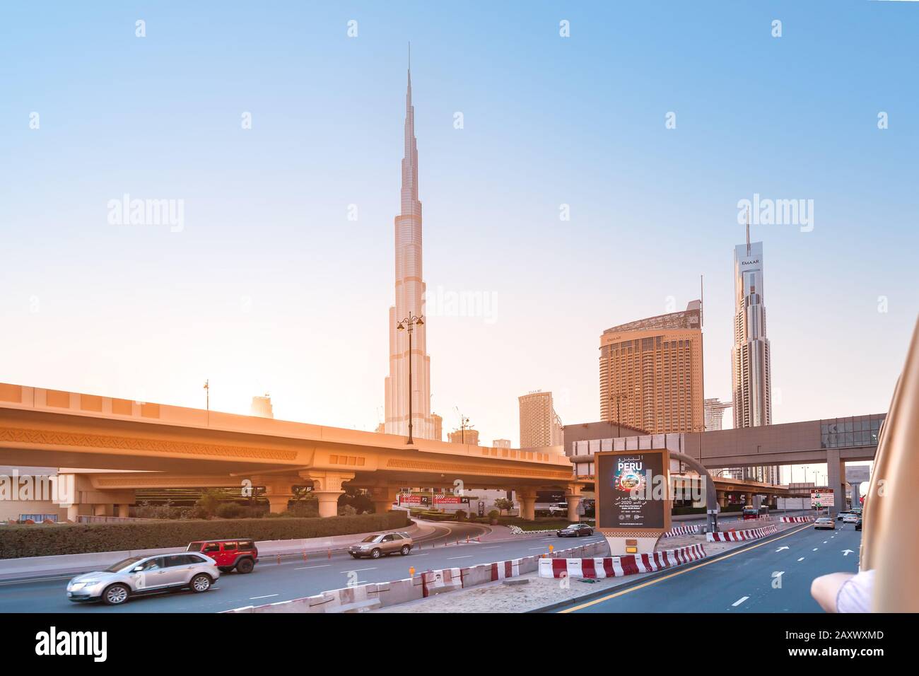 26 novembre 2019, Emirats Arabes Unis, Dubaï: Vue de l'autoroute à grande vitesse sur les gratte-ciel du centre-ville et le bâtiment le plus élevé de l'WO Banque D'Images