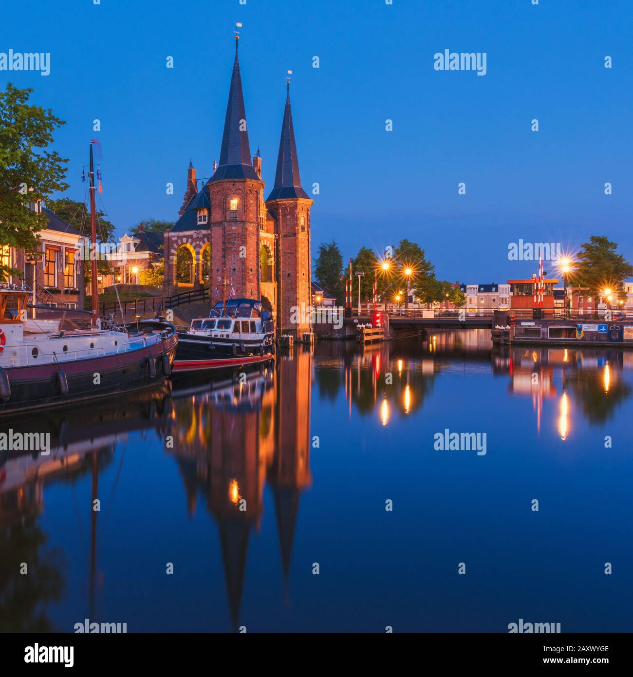 Entrée d'eau à Sneek Friesland Province Pays-Bas au crépuscule. Il a été construit en 1613. Banque D'Images