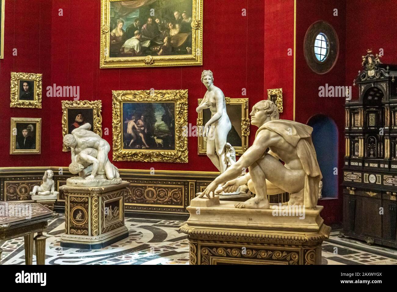 Florence, ITALIE - 7 AVRIL 2018 : la salle Tribune de la Galerie des Offices à Florence, Italie. La chambre est faite entre 1581 et 1583 par l'architecte Bernardo Buont Banque D'Images