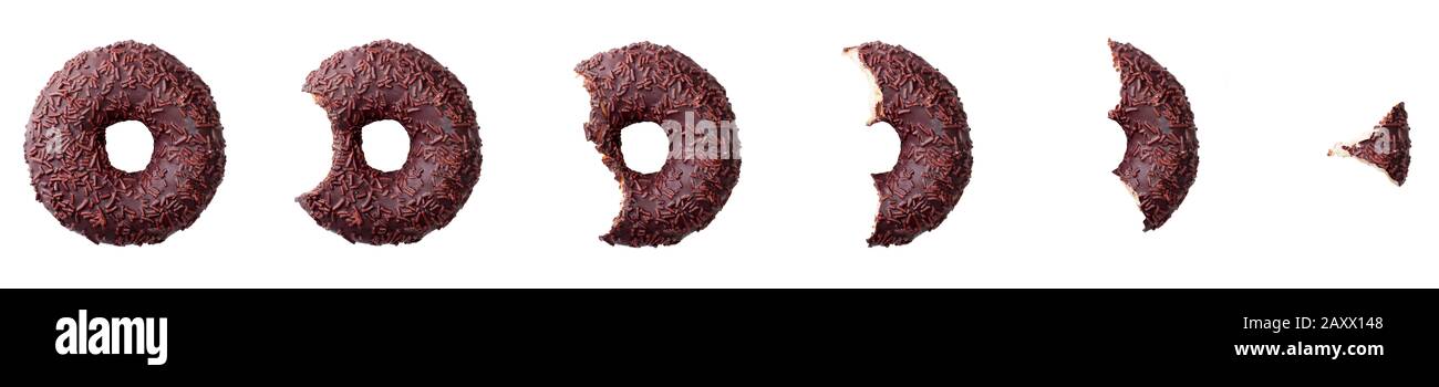 Processus de manger un beignet de chocolat isolé sur fond blanc. Banque D'Images