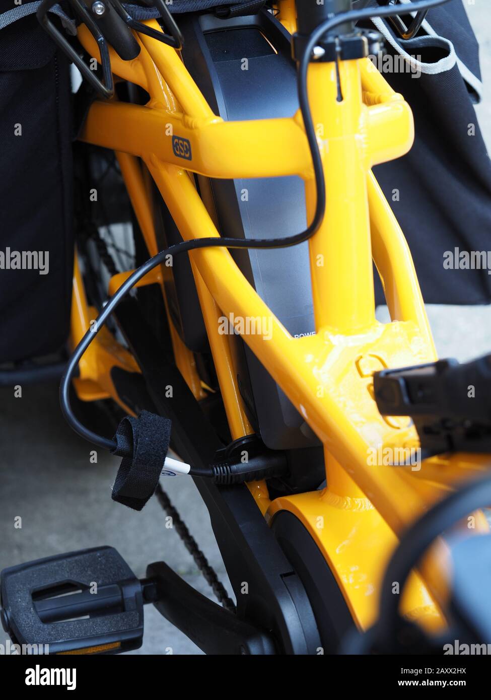 un vélo cargo électrique montrant une vue rapprochée des batteries chargées Banque D'Images