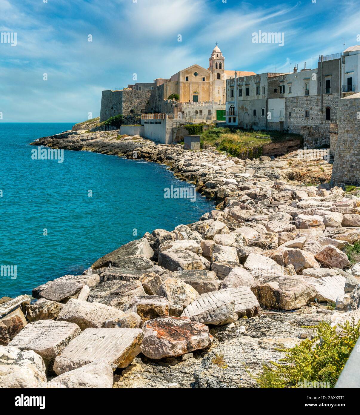 Le beau front de mer de Vieste, province de Foggia, Pouilles (Pouilles), Italie. Banque D'Images