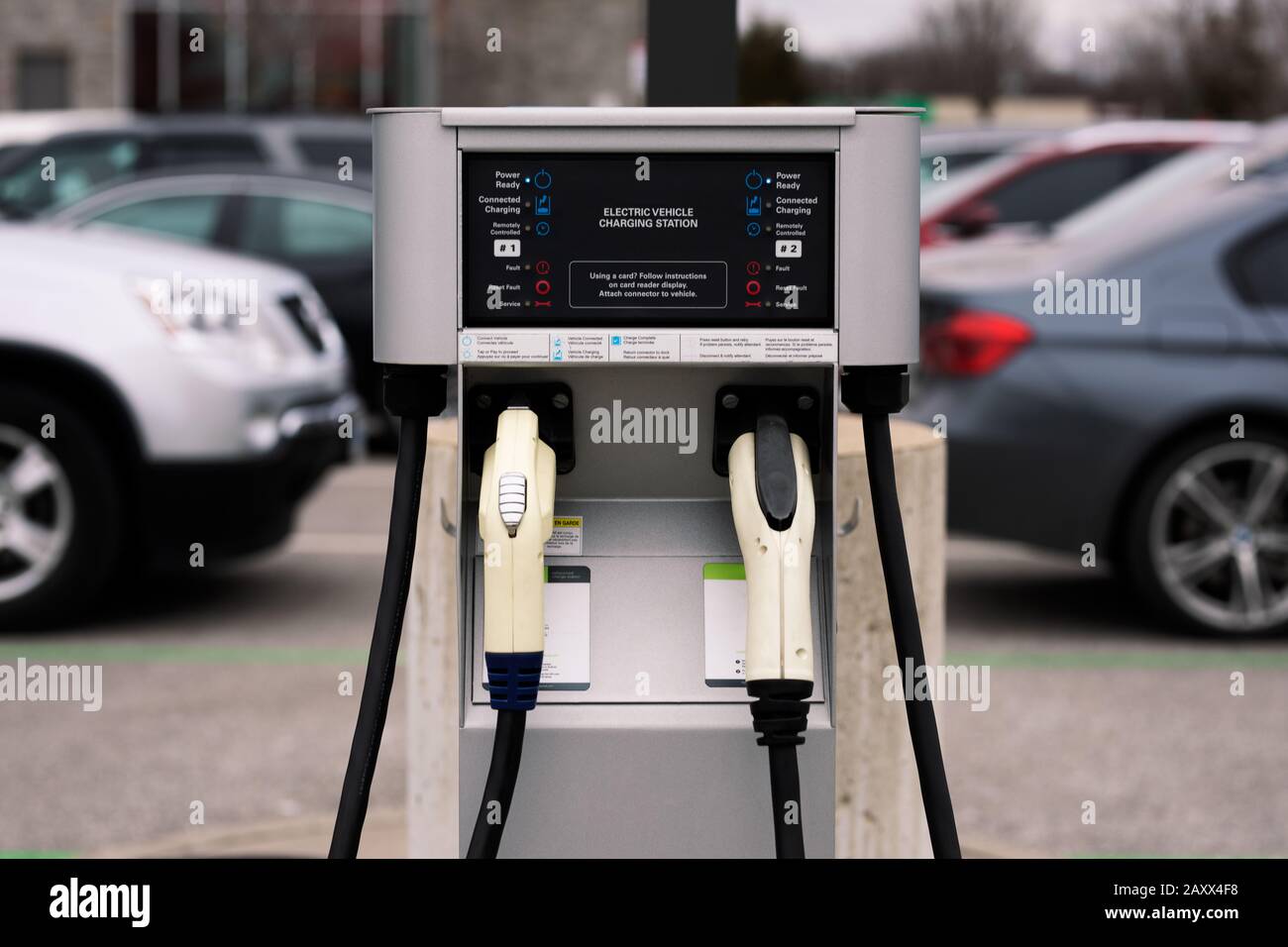 Station de charge EV de véhicule électrique avec vue sur le stationnement de différentes voitures et d'autres automobiles en arrière-plan Banque D'Images