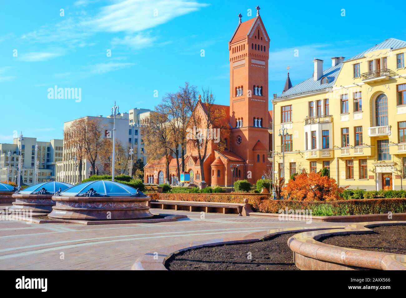 Place de l'indépendance avec dômes en verre et vue sur l'église catholique Saint-Simon et Sainte-Hélène (église rouge) à Minsk. Biélorussie Banque D'Images
