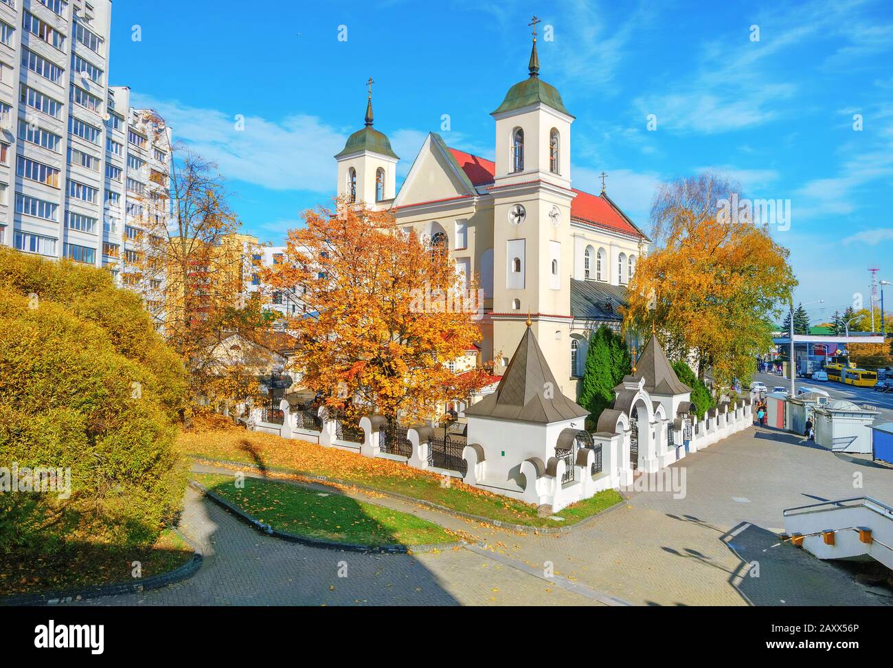 Église orthodoxe de St.Peter et Paul dans le quartier résidentiel. Minsk, Biélorussie Banque D'Images