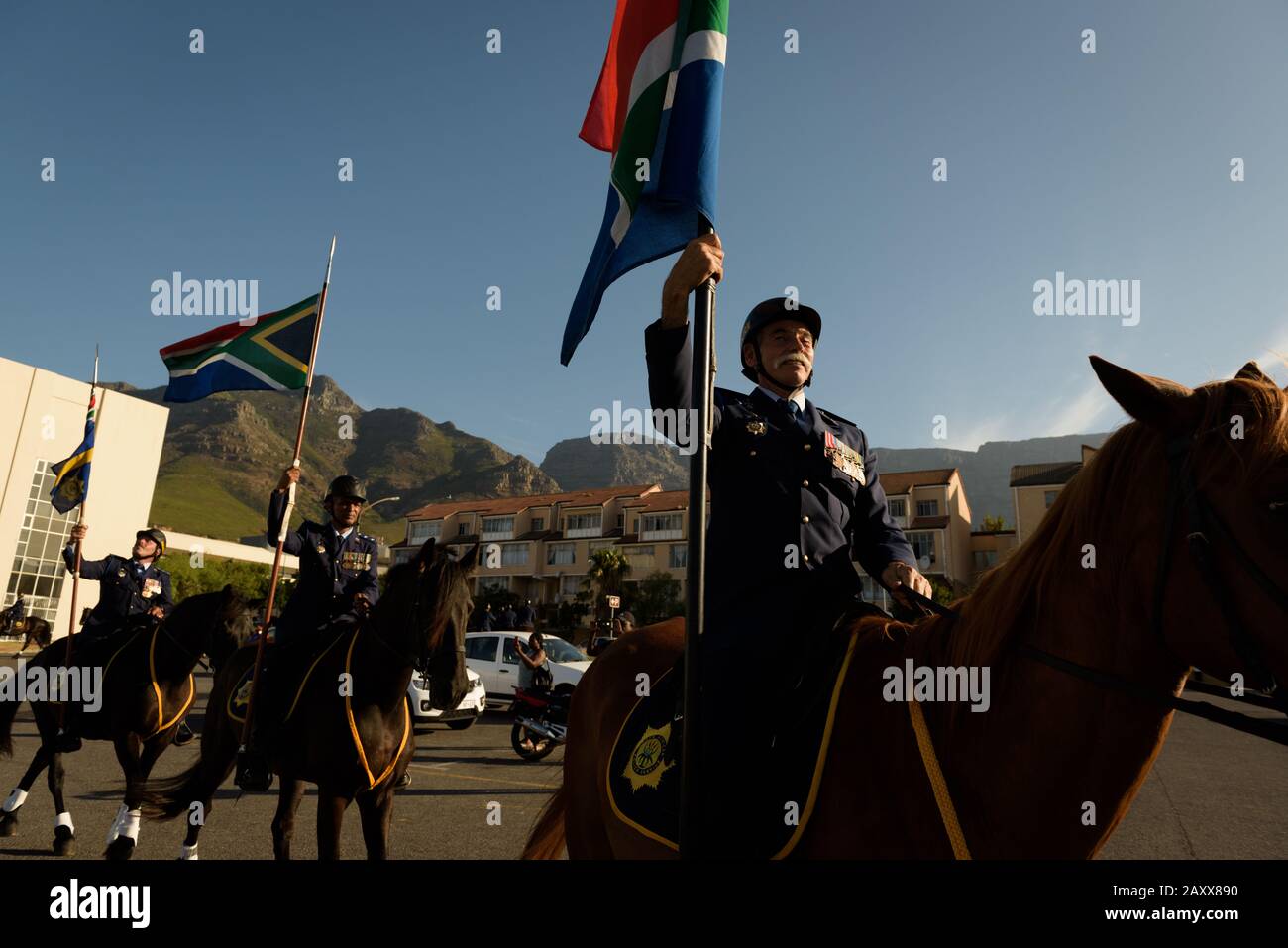 Des policiers montés défilent devant l'allocution du président Cyril Ramaphosa de 2020 devant le Parlement sud-africain du Cap Banque D'Images