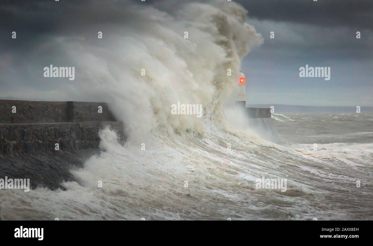 Storm Ciara frappe le phare de Porthcawl Banque D'Images