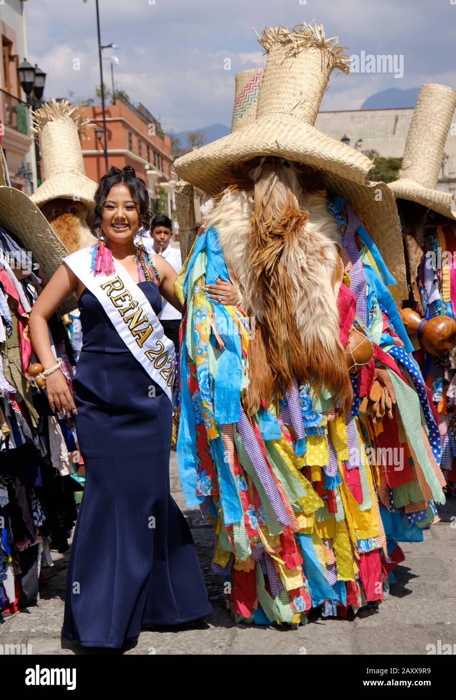 Yara Lucas, la Reine du Carnaval de 2020 Putleco avec un parding traditionnel de tiliche dans la rue de la capitale. Banque D'Images