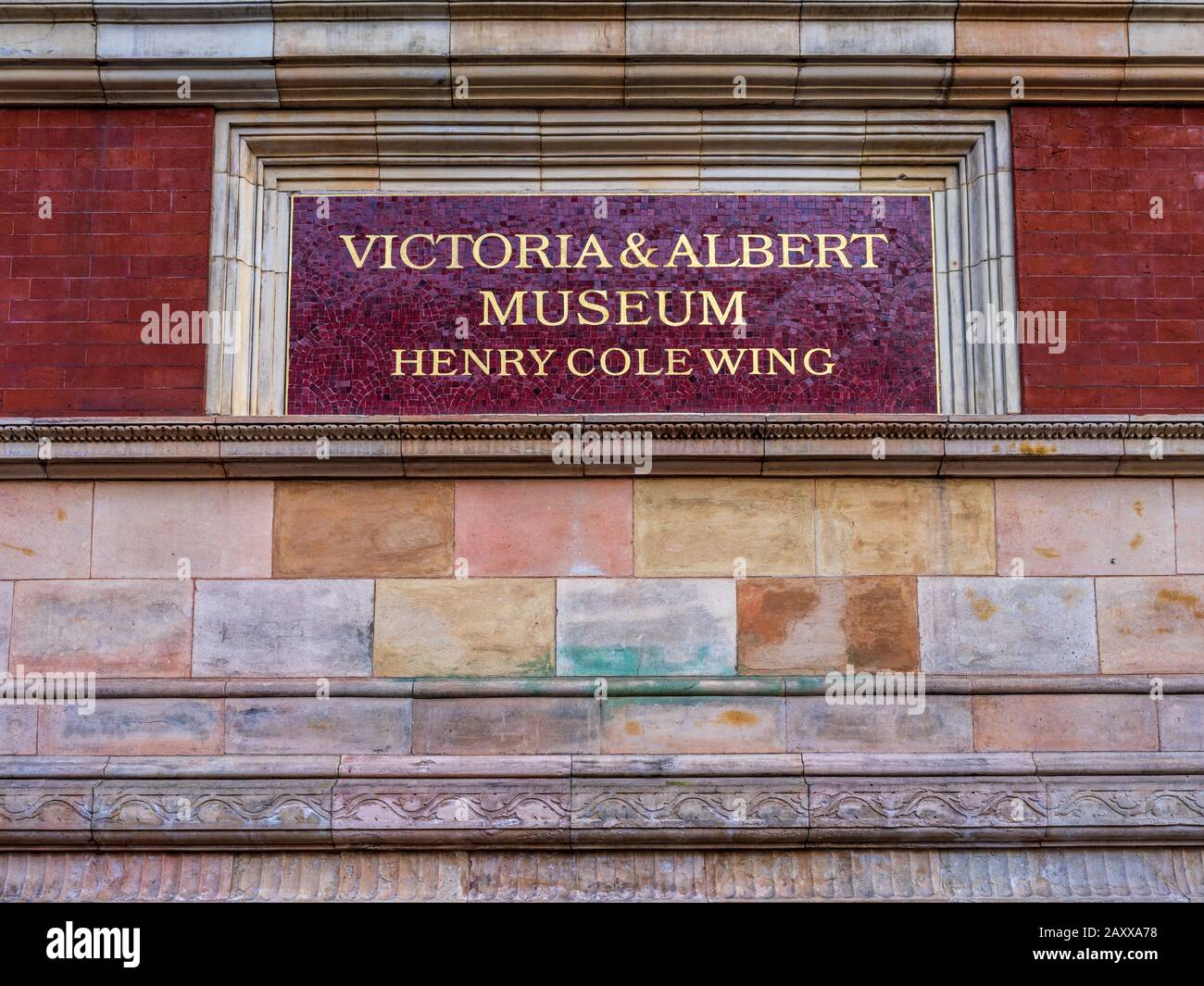 V&A Museum London - Sign for the Henry Cole Wing. L'aile porte le nom du premier directeur du Musée, Henry Cole Banque D'Images