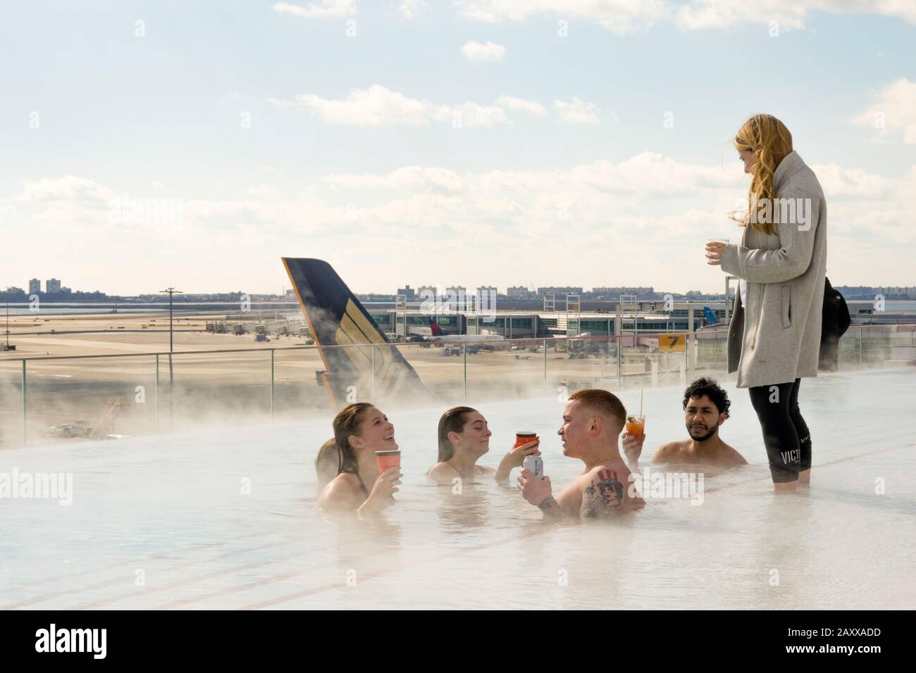 Vous pourrez profiter de la piscine à débordement située sur le toit de l'hôtel TWA à l'aéroport John F. Kennedy de New York, aux États-Unis Banque D'Images