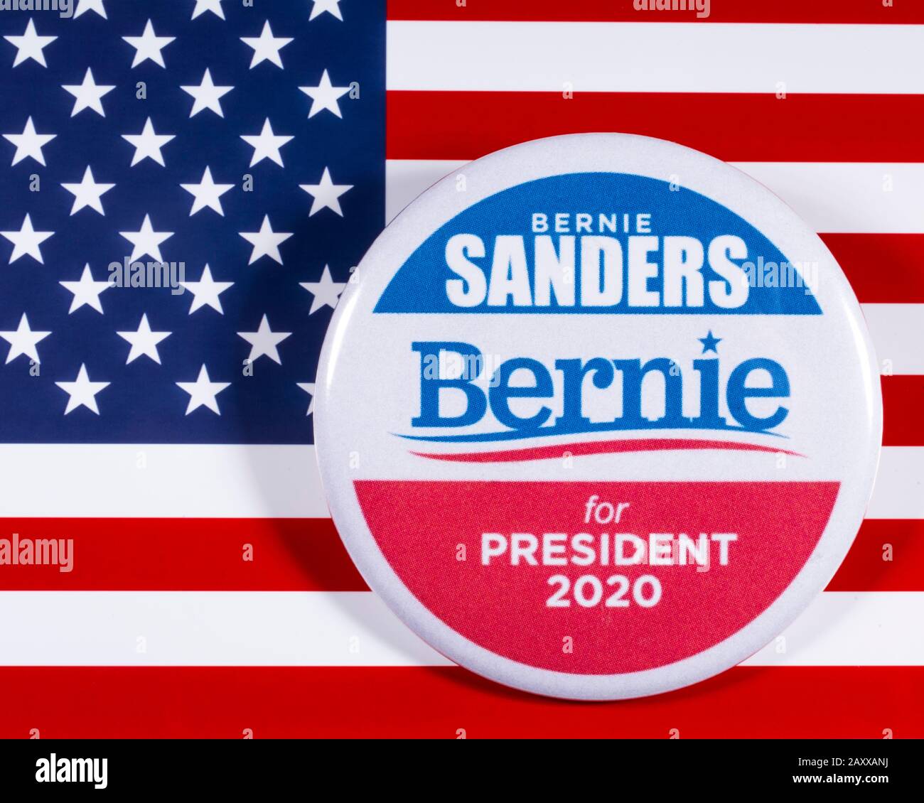 Londres, Royaume-Uni - 10 février 2020: Un badge PIN Bernie Sanders 2020 illustré sur le drapeau des États-Unis symbolisant sa campagne pour devenir le prochain président de t Banque D'Images