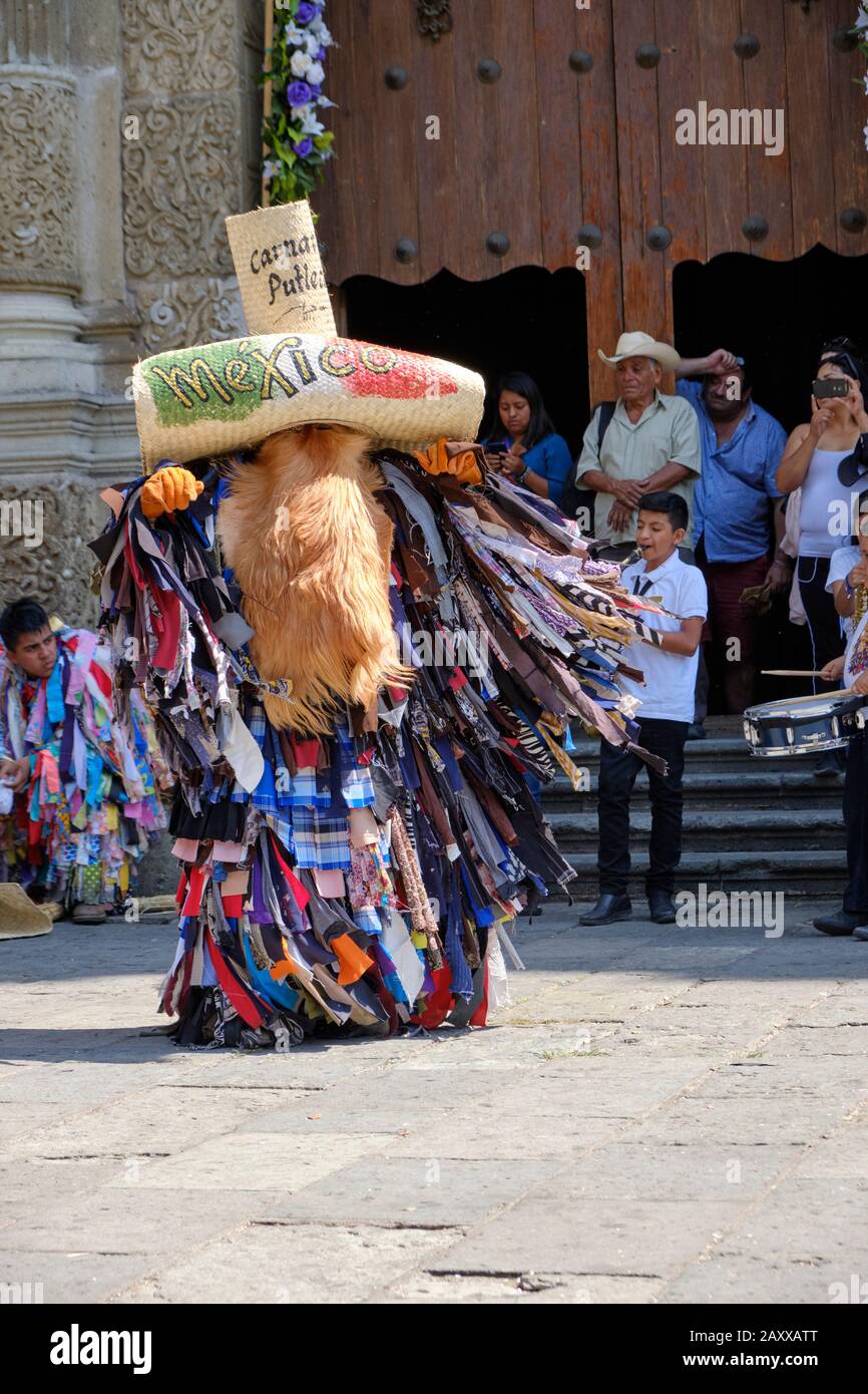 Tiliche officielle de Carnaval Putleco dans la rue de la capitale. Banque D'Images