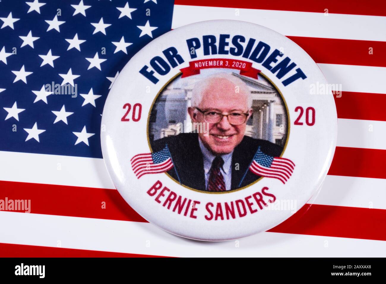 Londres, Royaume-Uni - 10 février 2020: Un badge PIN Bernie Sanders 2020 illustré sur le drapeau des États-Unis symbolisant sa campagne pour devenir le prochain président de t Banque D'Images