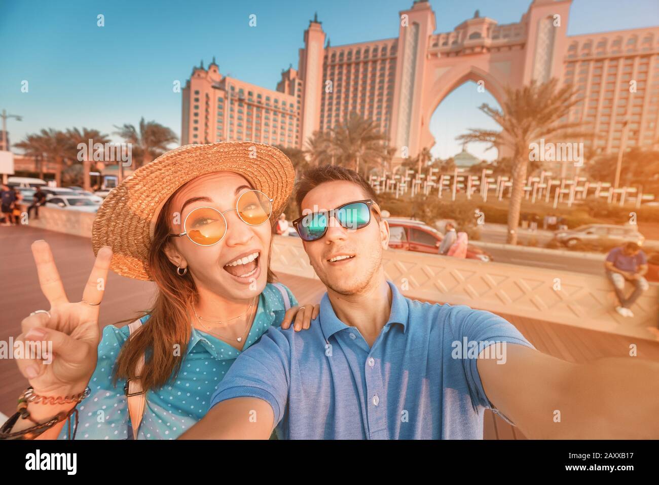 Un couple amoureux est arrivé pour leur lune de miel à Dubaï et prend un selfie en face de leur hôtel sur l'île de Palm Jumeirah Banque D'Images