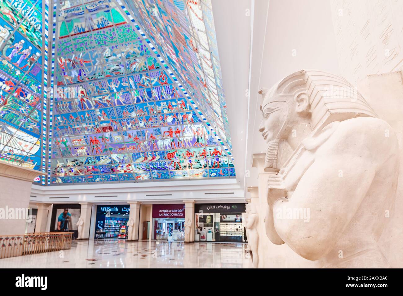 30 novembre 2019, Dubaï, Emirats Arabes Unis : intérieur de style de l'Egypte ancienne avec pyramide et statue du Pharaon dans le célèbre centre commercial Wafi à Dubaï Banque D'Images