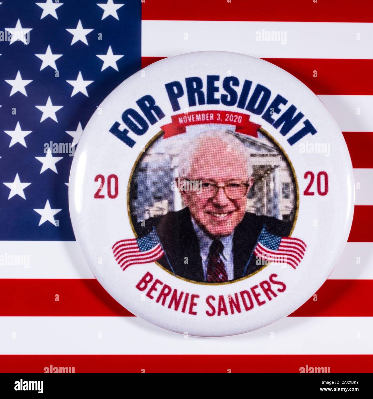 Londres, Royaume-Uni - 10 février 2020: Un badge PIN Bernie Sanders 2020 illustré sur le drapeau des États-Unis symbolisant sa campagne pour devenir le prochain président de t Banque D'Images