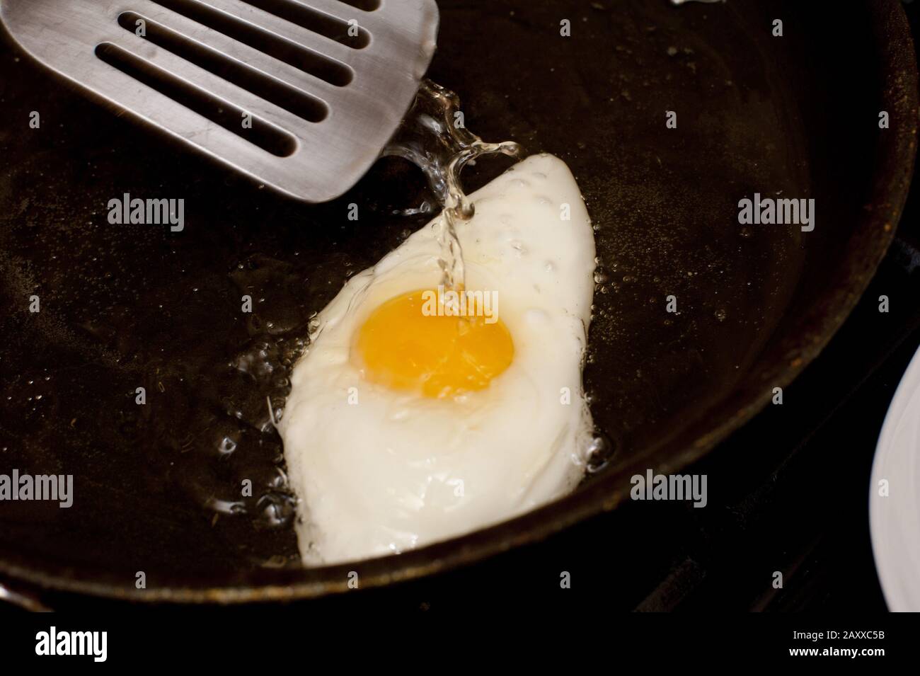 petit-déjeuner sain œuf au plat dans une poêle à frire sur une