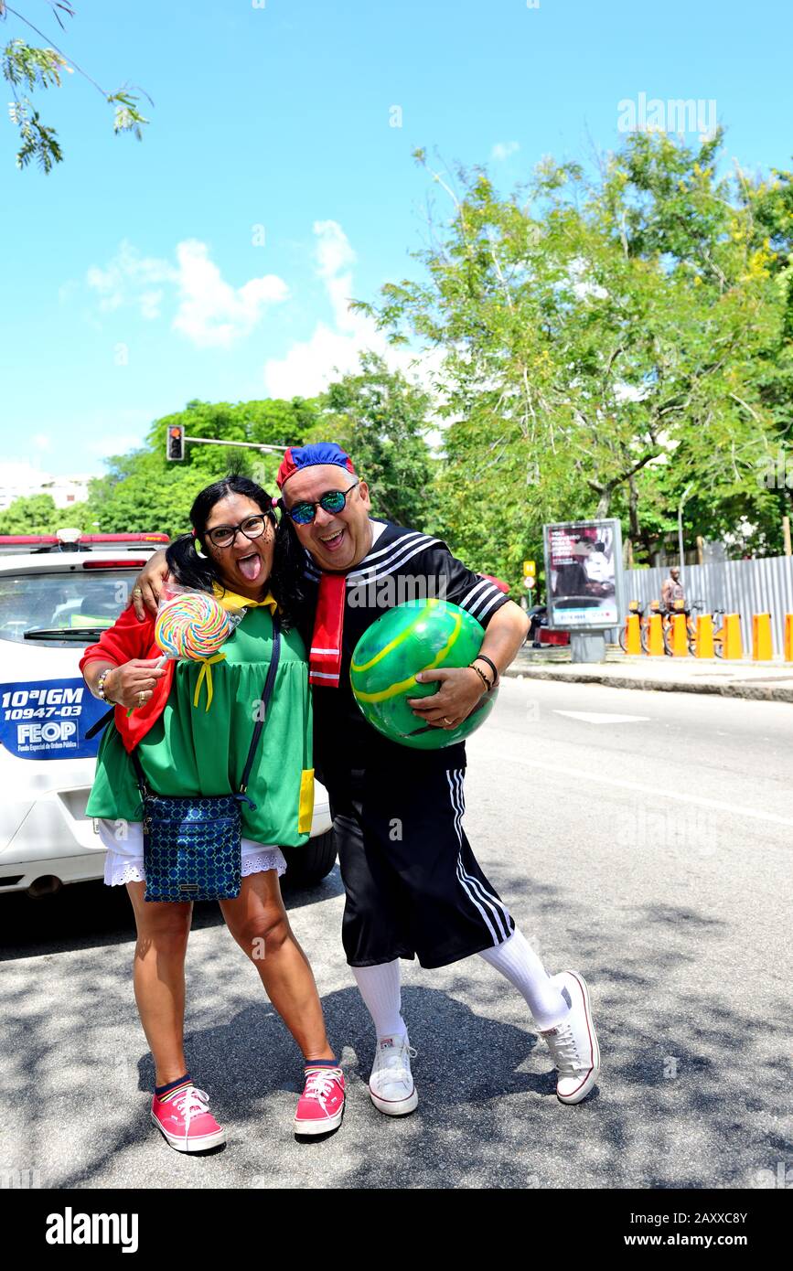 Brésil - 8 février 2020: Les révéeurs vêtus de personnages de sitcom de télévision El Chávo se déroulent lors d'une fête de rue du Carnaval qui s'est tenue à Rio de Janeiro. Banque D'Images