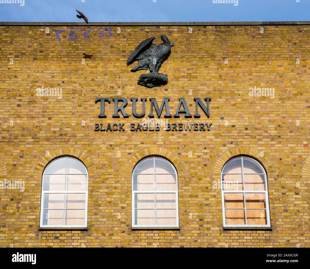 Londres, Royaume-Uni - 5 février 2020: Un panneau sur la façade de la brasserie Truman Black Eagle, située sur Brick Lane dans le East End de Londres, Royaume-Uni. Banque D'Images