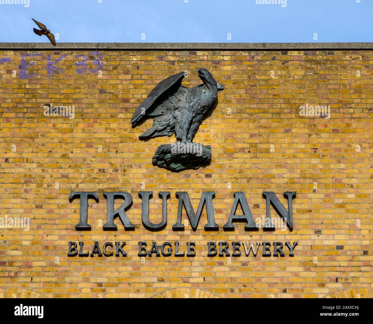 Londres, Royaume-Uni - 5 février 2020: Un panneau sur la façade de la brasserie Truman Black Eagle, située sur Brick Lane dans le East End de Londres, Royaume-Uni. Banque D'Images