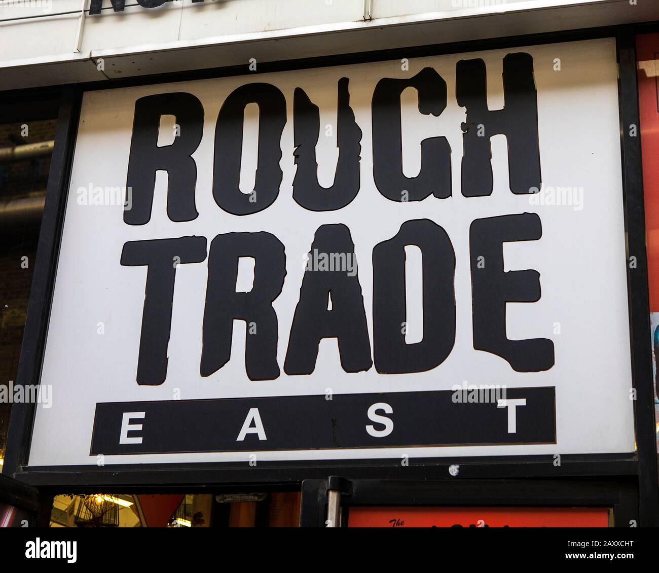 Londres, Royaume-Uni - 5 février 2020: Un panneau sur l'extérieur de la boutique de disques Rough Trade East situé juste à côté de Brick Lane dans le East End de Londres, U Banque D'Images