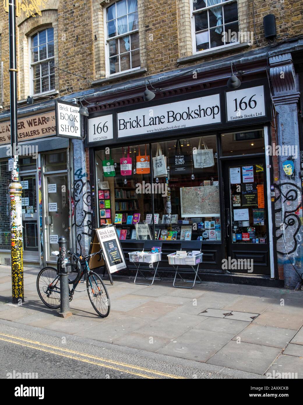 Londres, Royaume-Uni - 5 février 2020: Une librairie traditionnelle située sur Brick Lane dans l'East End de Londres, Royaume-Uni. Banque D'Images