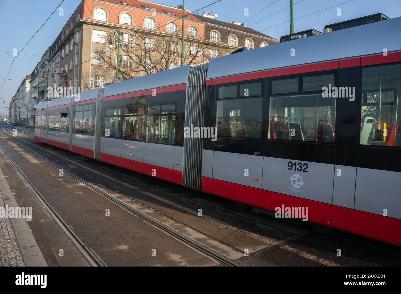 Prague, RÉPUBLIQUE TCHÈQUE – 27 JANVIER 2020: Nouveau chariot de tramway en centre-ville en quittant la gare de Vyton Banque D'Images