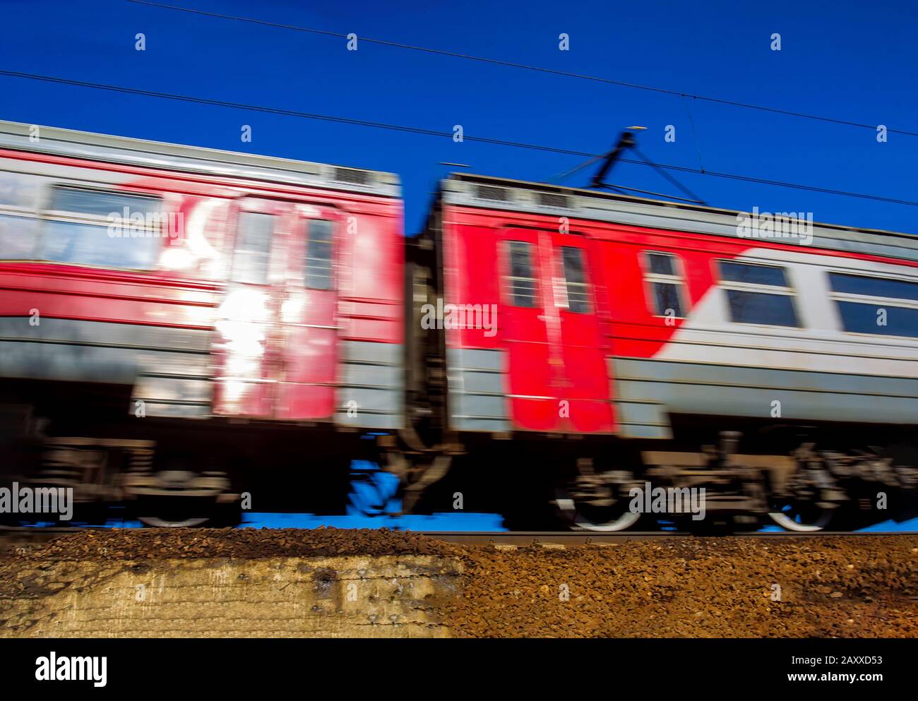 Course de trans-Siberian express à travers la Russie sur une belle journée ensoleillée en mars (fin d'hiver en Russie) Banque D'Images