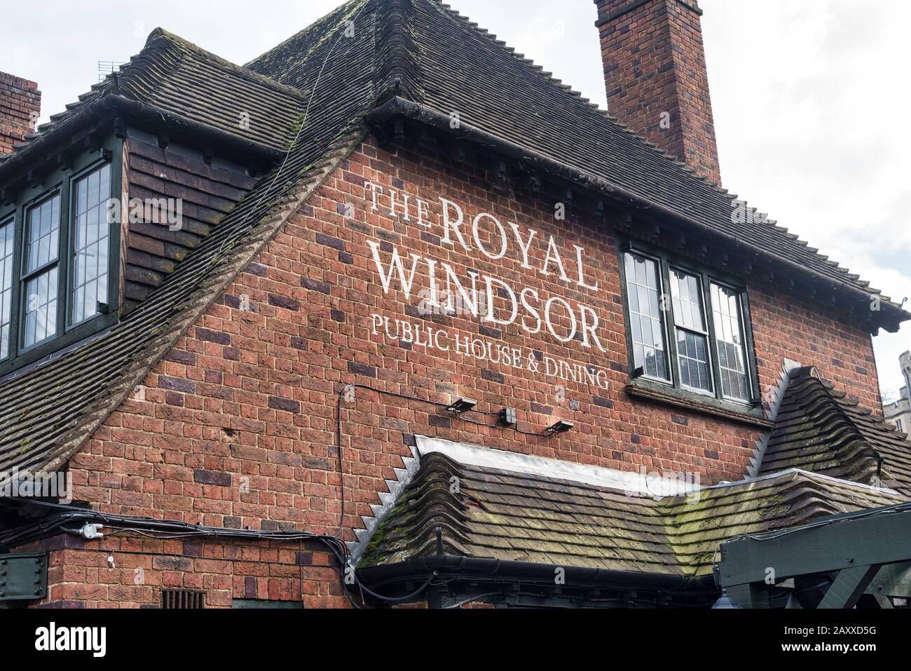 Windsor, Royaume-Uni - 10 février 2020: Le panneau pour le Royal Windsor pub et restaurant Banque D'Images