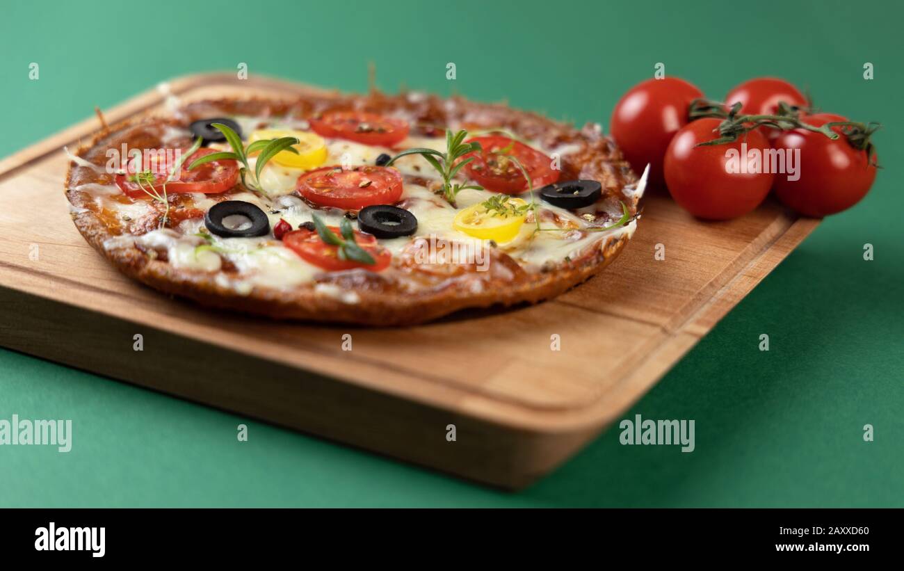 Pizza au régime de keto à faible carb avec mozzarella et croûte de tomate avec remplissage de fromage. Gâteau de régime de kéto à faible carb à base de farine d'amandes et de mozzarella à la place Banque D'Images