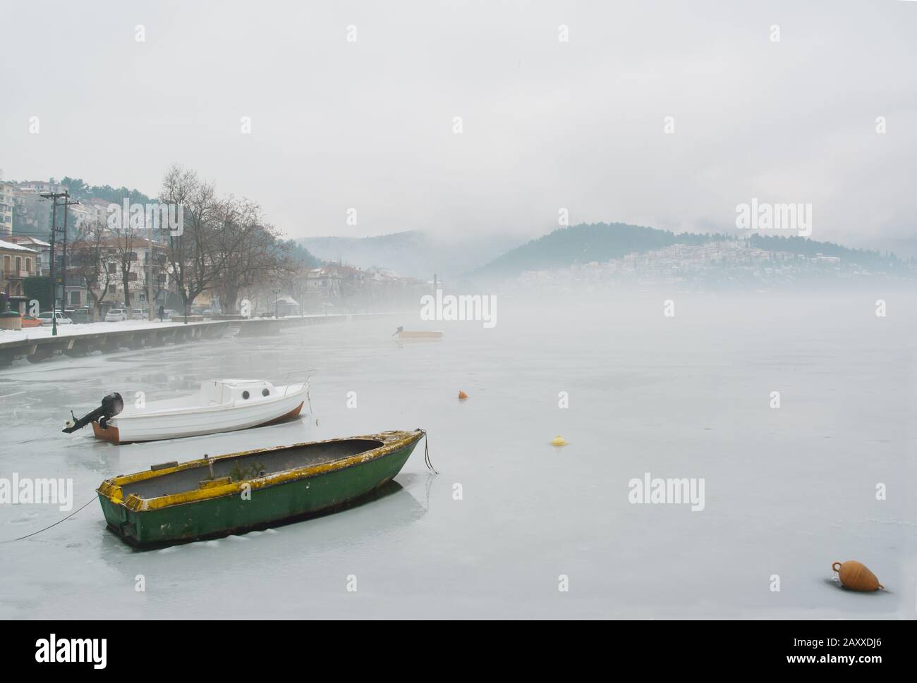 Paysage gelé au lac Orestiada et ville de Kastoria en Grèce Banque D'Images