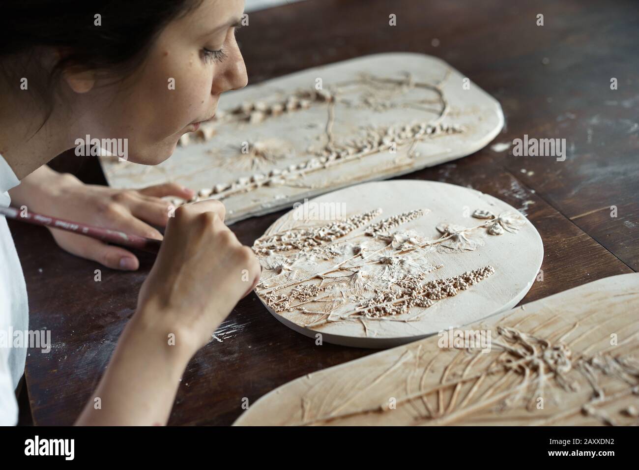 Badigeonner la femme de relief le moule pour le moulage des produits en argile Banque D'Images