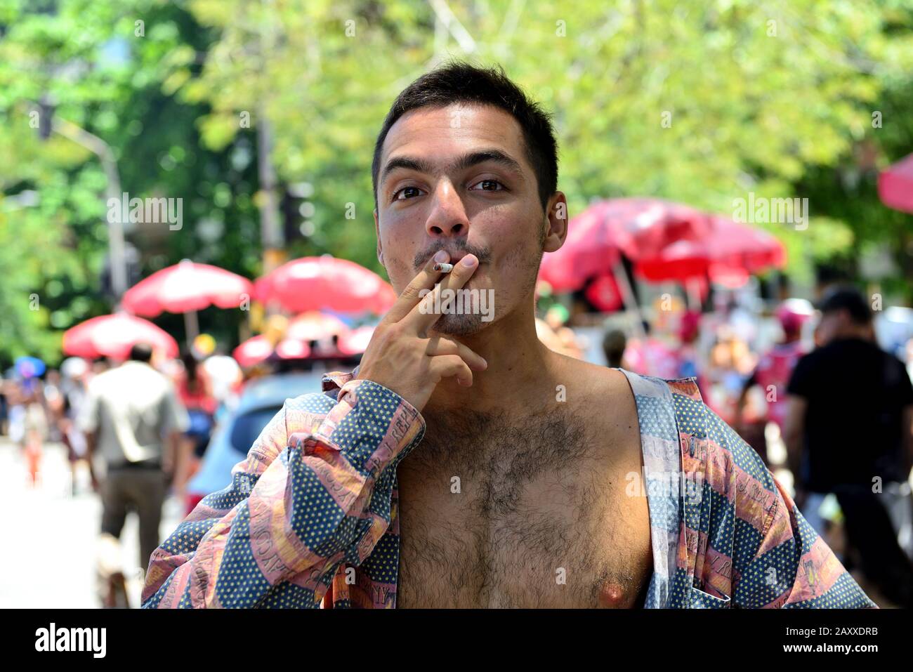 Amériques, Brésil - 8 février 2020: Les révéeurs apprécient les festivités de rue du Carnaval à Rio de Janeiro, un événement avec intérêt touristique international Banque D'Images