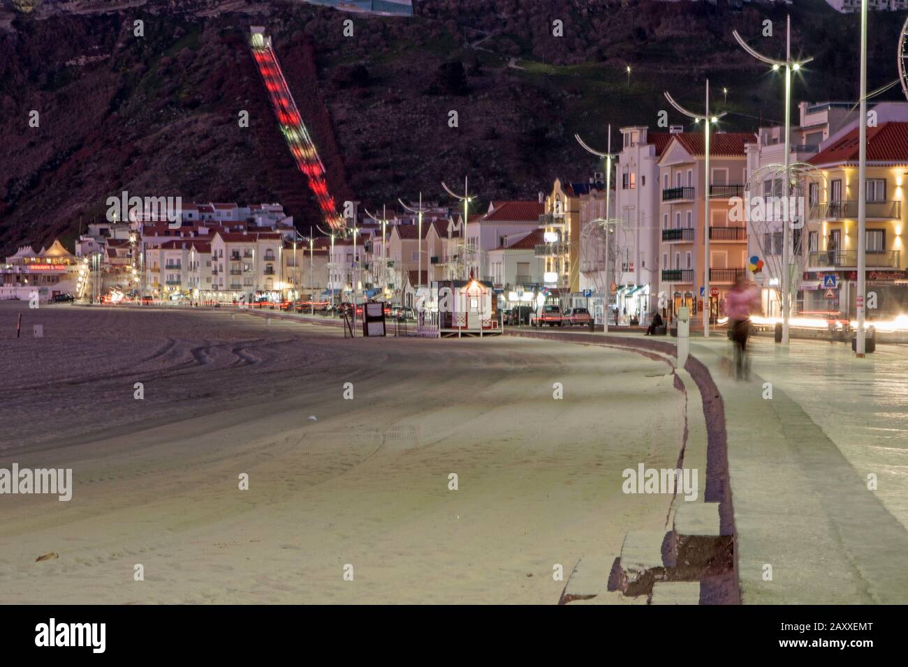 Soirée calme sur le front de mer. Le téléphérique de Praia à Sitia brille en rouge. Banque D'Images