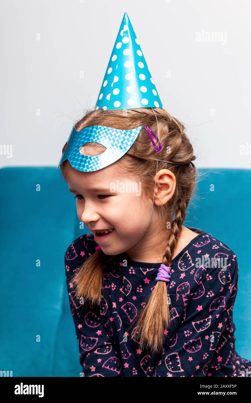 Jeune Fille D Anniversaire Joyeux Et Joyeux Dans Un Masque Bleu Et Un Chapeau De Fete Souriant Portrait Solo Queue De Cheval Sourire Manque De Dents Enfants Photo Stock Alamy Jeune Fille D Anniversaire Joyeux Et Joyeux Dans Un Masque Bleu Et Un Chapeau De Fete Souriant Portrait Solo Queue De Cheval Sourire Manque De Dents Enfants Photo Stock Alamy