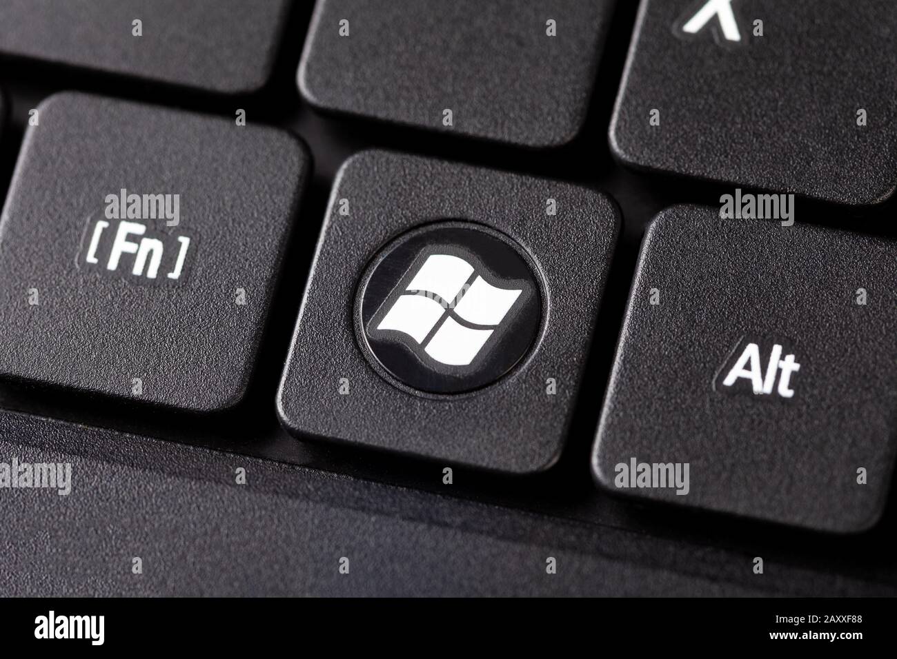 Le bouton Windows sur un ordinateur portable noir clavier macro extrême closeup vue de dessus rond dédié de système d'exploitation avec le logo Windows blanc Banque D'Images
