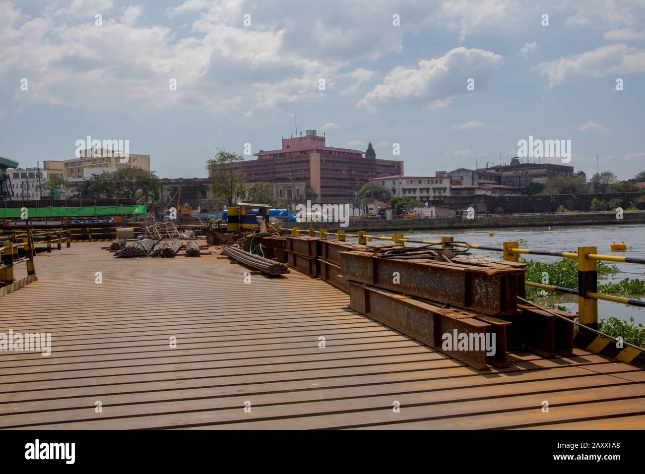 Un pont qui traverse la rivière Pasig est actuellement en construction pour atténuer les conditions de circulation dans la ville. Banque D'Images